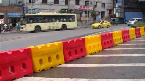 哈尔滨交通设施厂家告诉您为什么现在道路旁都使用水马(图1) 哈尔滨交通设施厂家告诉您为什么现在道路旁都使用水马(图1)